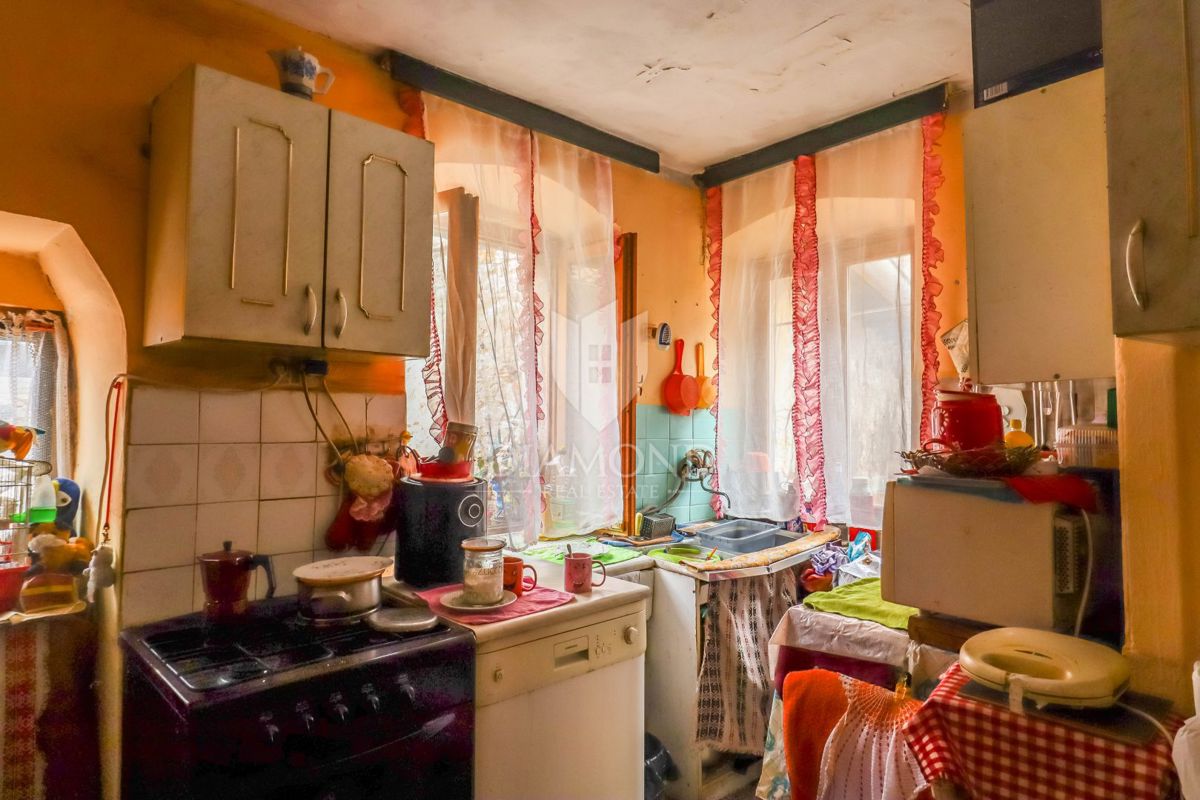 Rovinj, prostorno stanovanje za prenovo