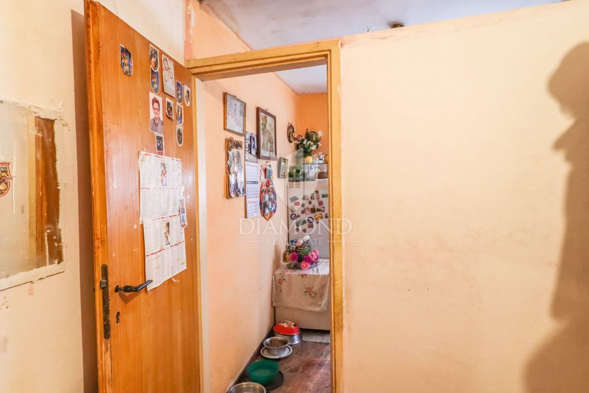 Rovinj, prostorno stanovanje za prenovo