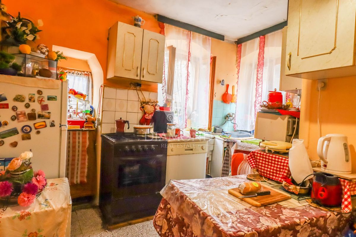 Rovinj, prostorno stanovanje za prenovo