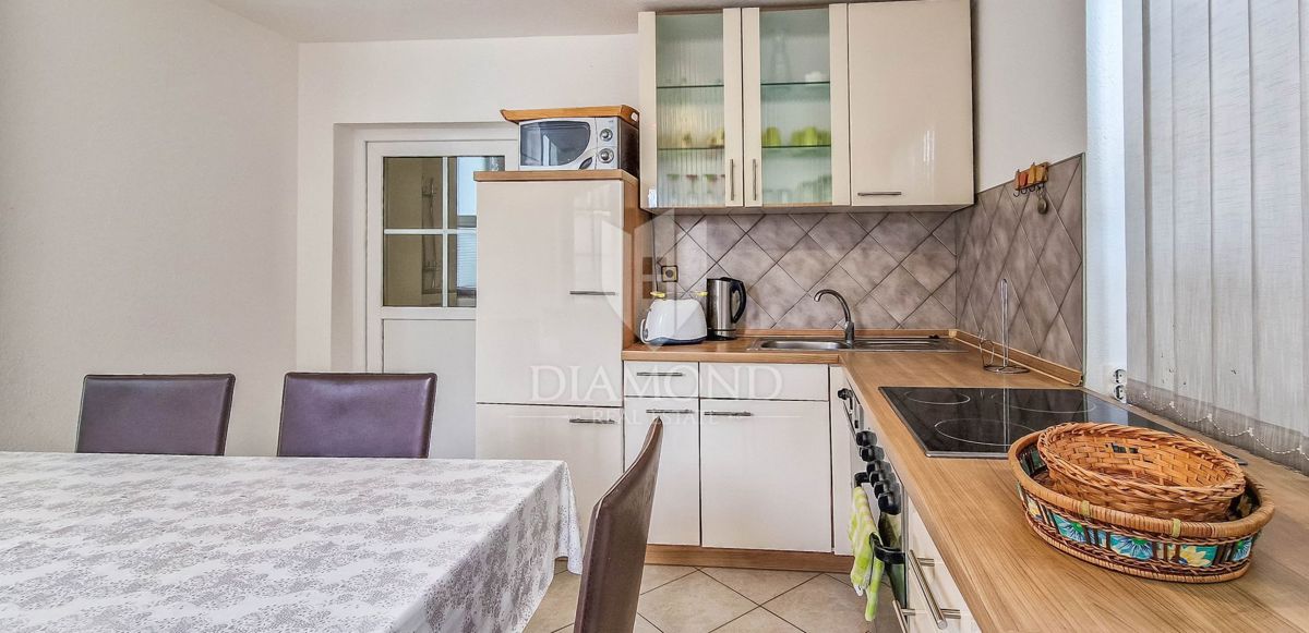 Novigrad, okolica, stanovanje 100 m2, 350m od morja!