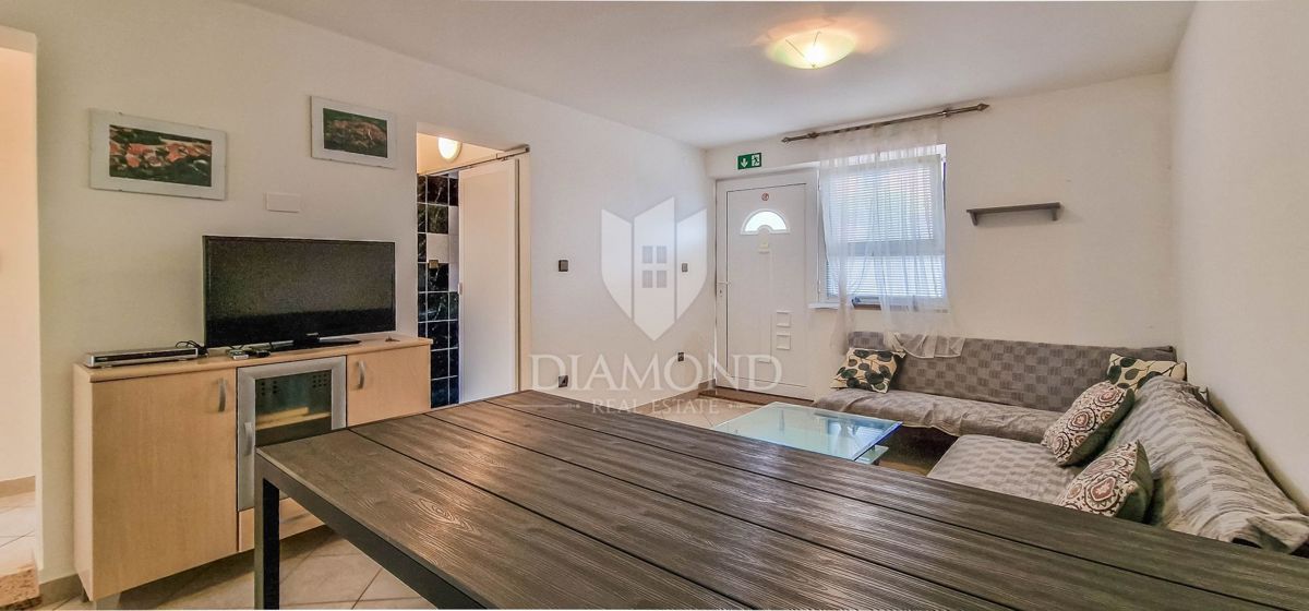 Novigrad, okolica, stanovanje 100 m2, 350m od morja!