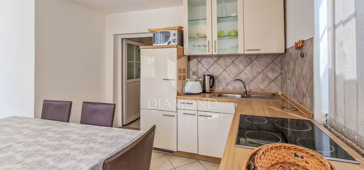 Novigrad, okolica, stanovanje 100 m2, 350m od morja!