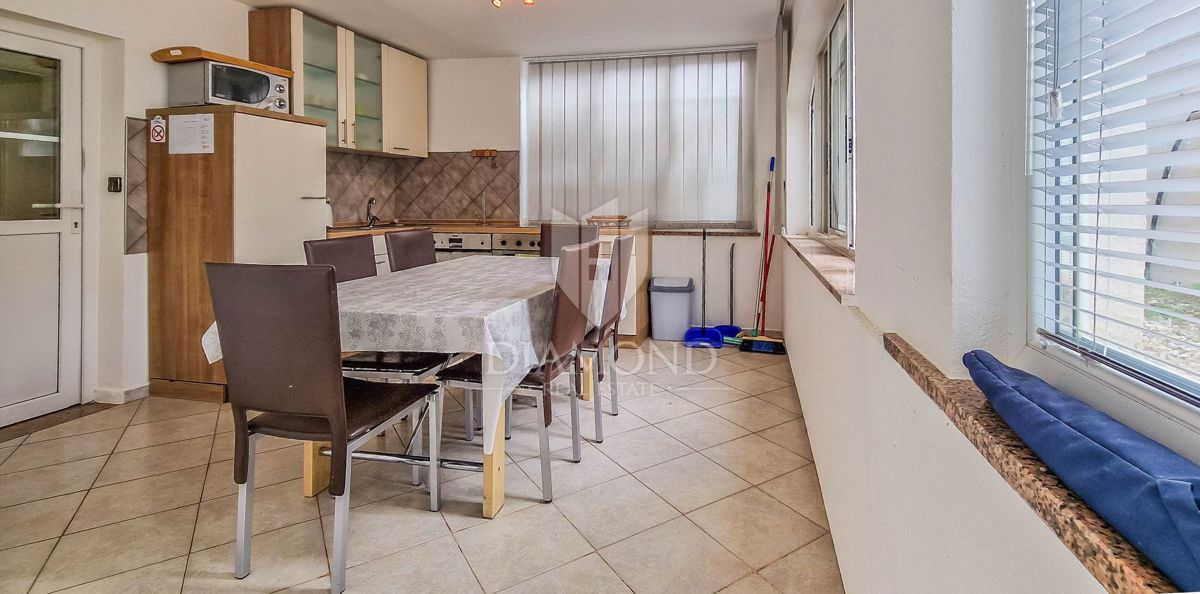 Novigrad, okolica, stanovanje 100 m2, 350m od morja!