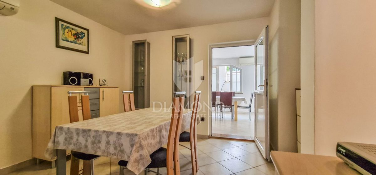 Novigrad, okolica, stanovanje 100 m2, 350m od morja!