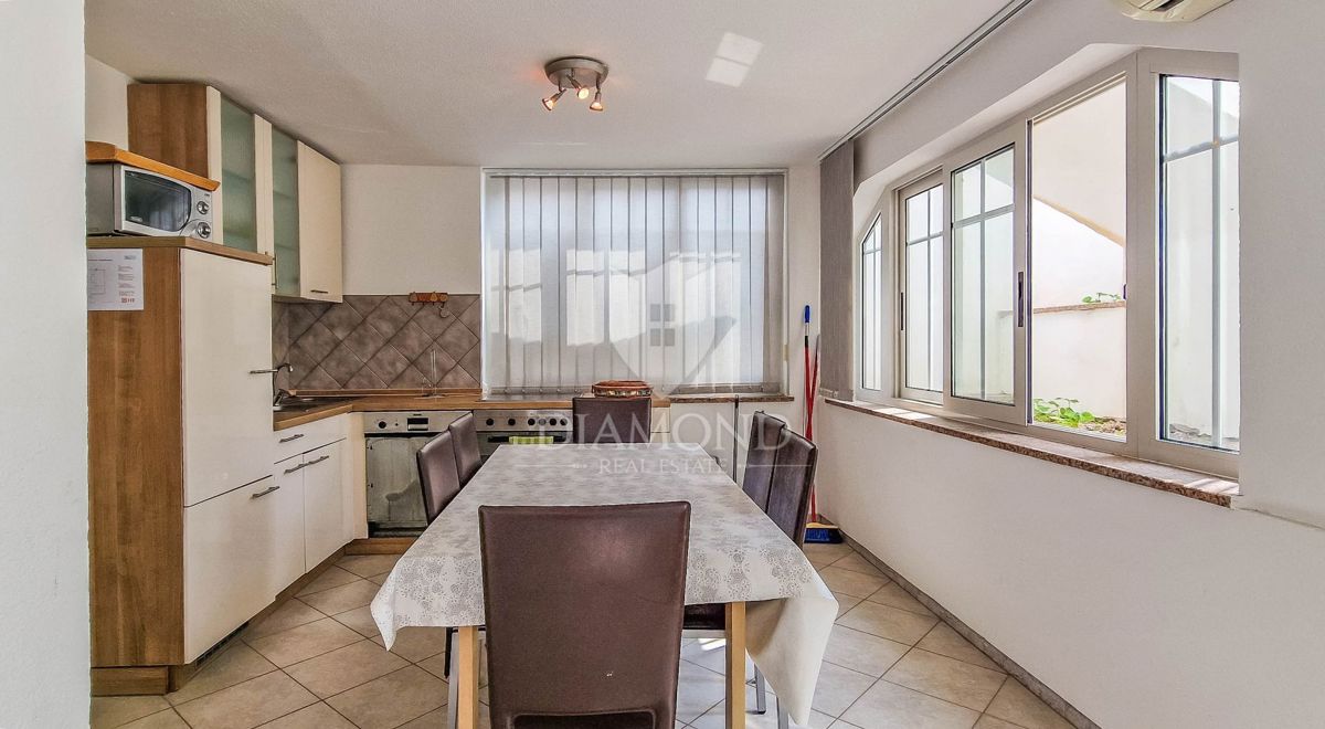 Novigrad, okolica, stanovanje 100 m2, 350m od morja!