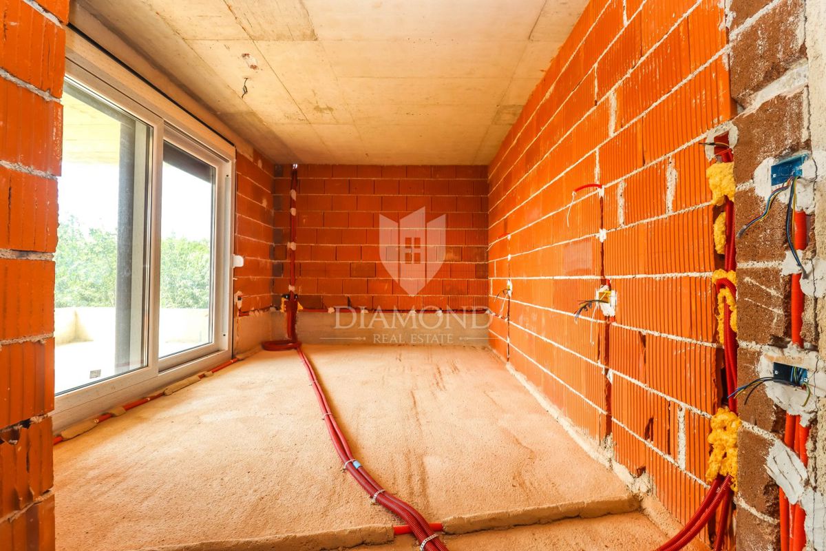 Valtura – Gradbeno zemljišče s hišo v nedokončani fazi in bazenom!