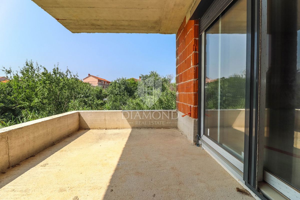 Valtura – Gradbeno zemljišče s hišo v nedokončani fazi in bazenom!