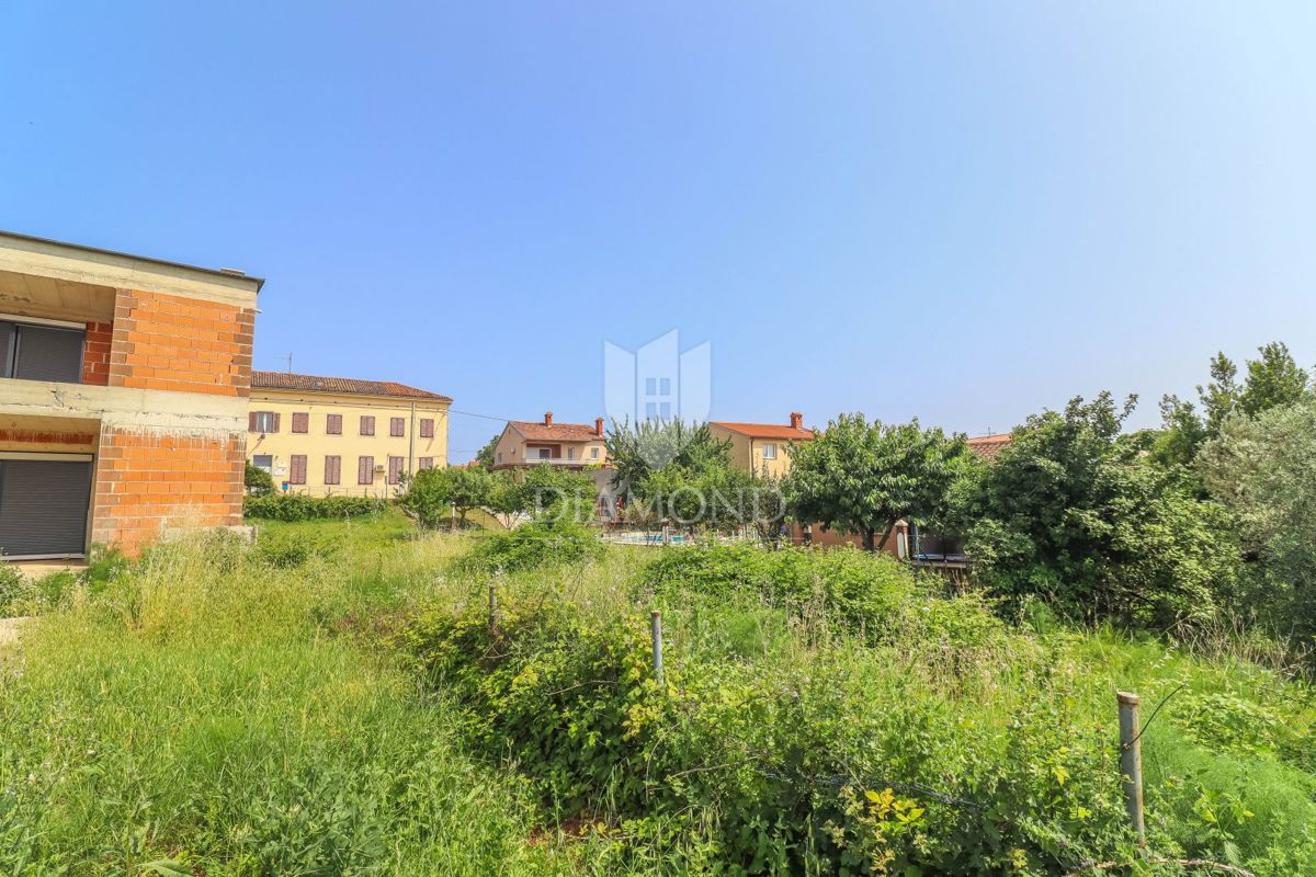 Valtura – Gradbeno zemljišče s hišo v nedokončani fazi in bazenom!