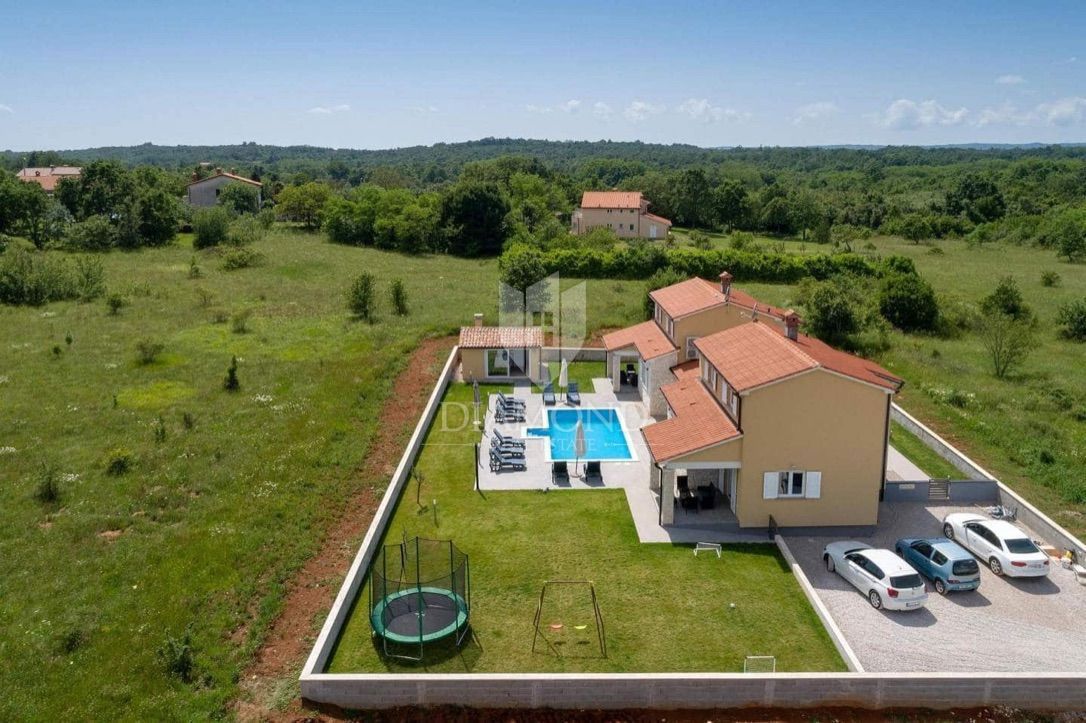 Labin, dvojna hiša z bazenom 