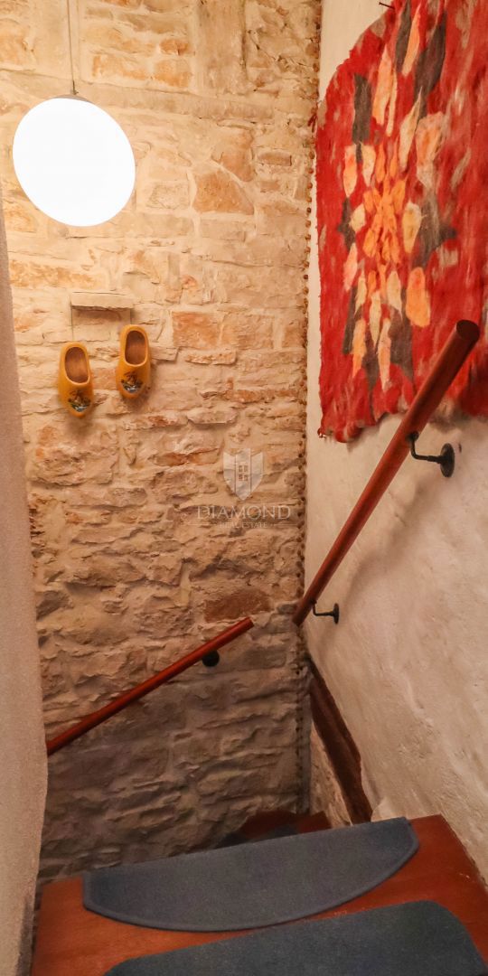 Kamnita lepotica z dvoriščem in dodatnim stanovanjskim poslopjem – Peroj