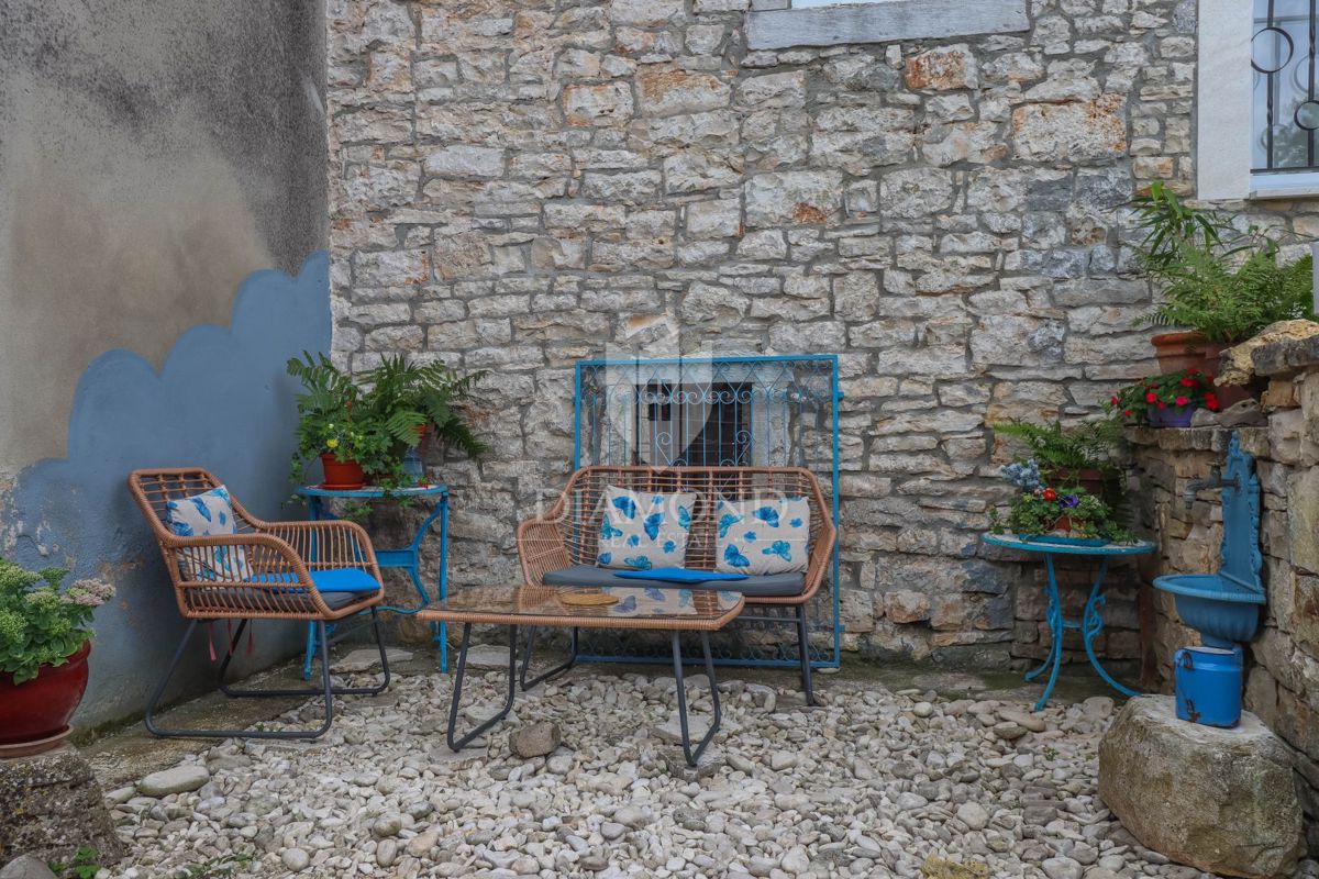 Kamnita lepotica z dvoriščem in dodatnim stanovanjskim poslopjem – Peroj