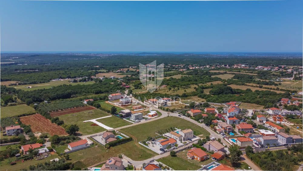 Pula, okolica, gradbeno zemljišče v mirni vasi!