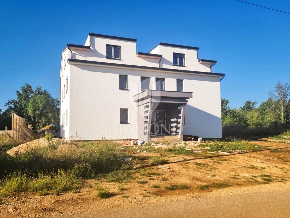 Stanovanje s teraso in parkiriščem, okolica Poreča