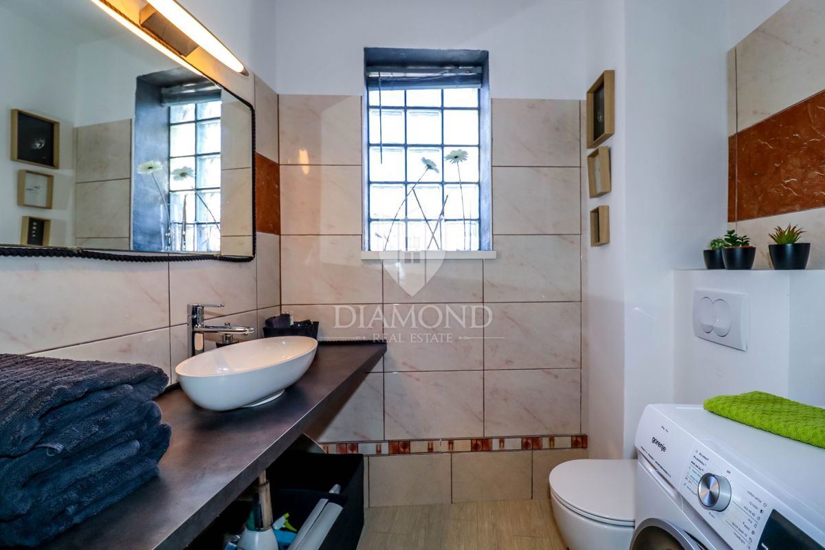Rovinj, dva apartmaja v središču mesta za investicijo