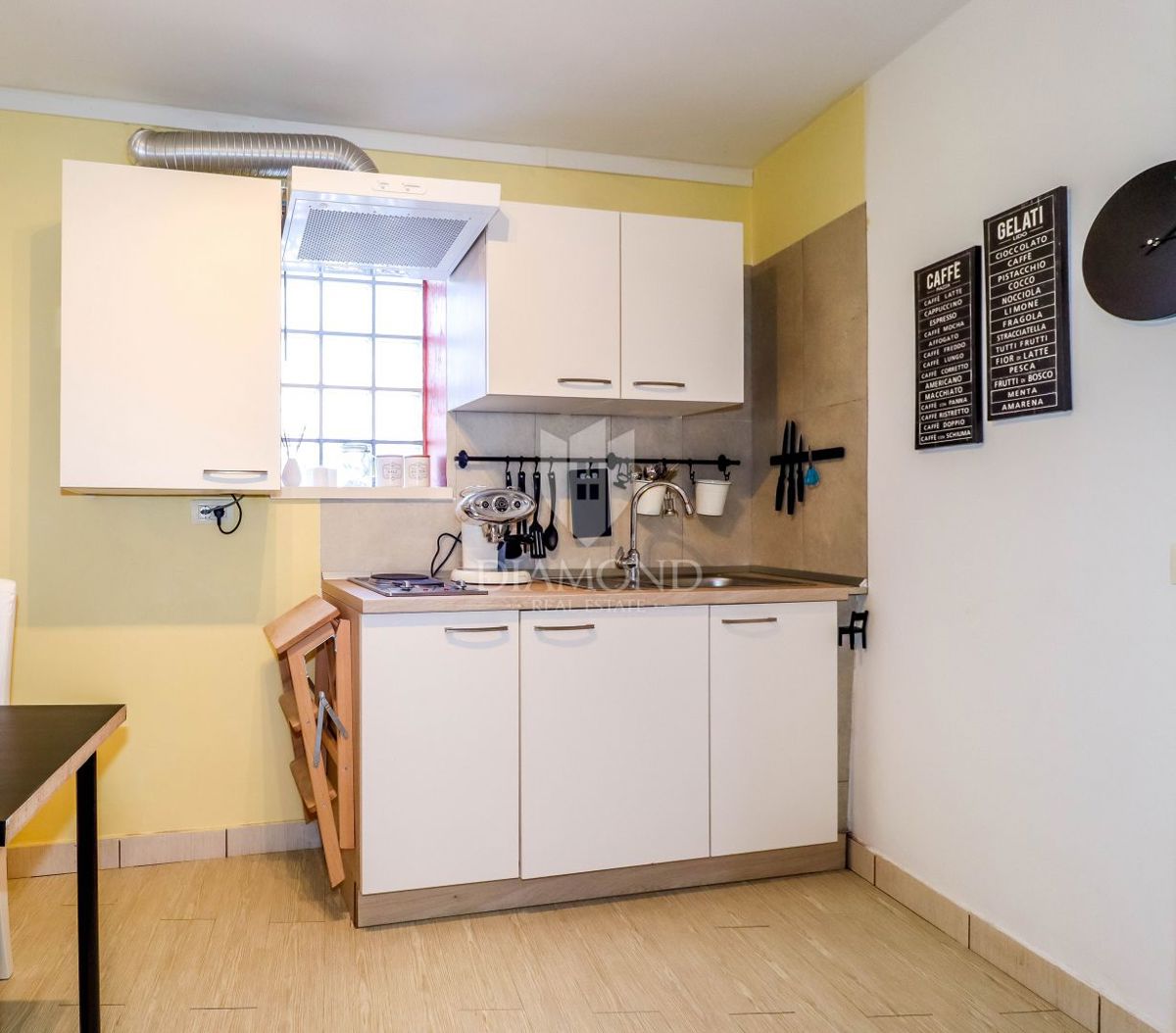 Rovinj, dva apartmaja v središču mesta za investicijo