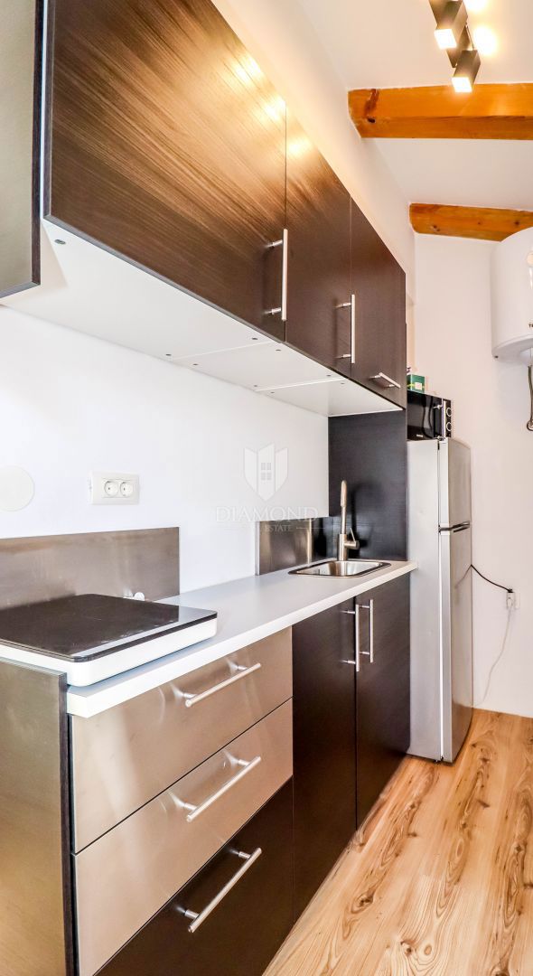 Rovinj, dva apartmaja v središču mesta za investicijo