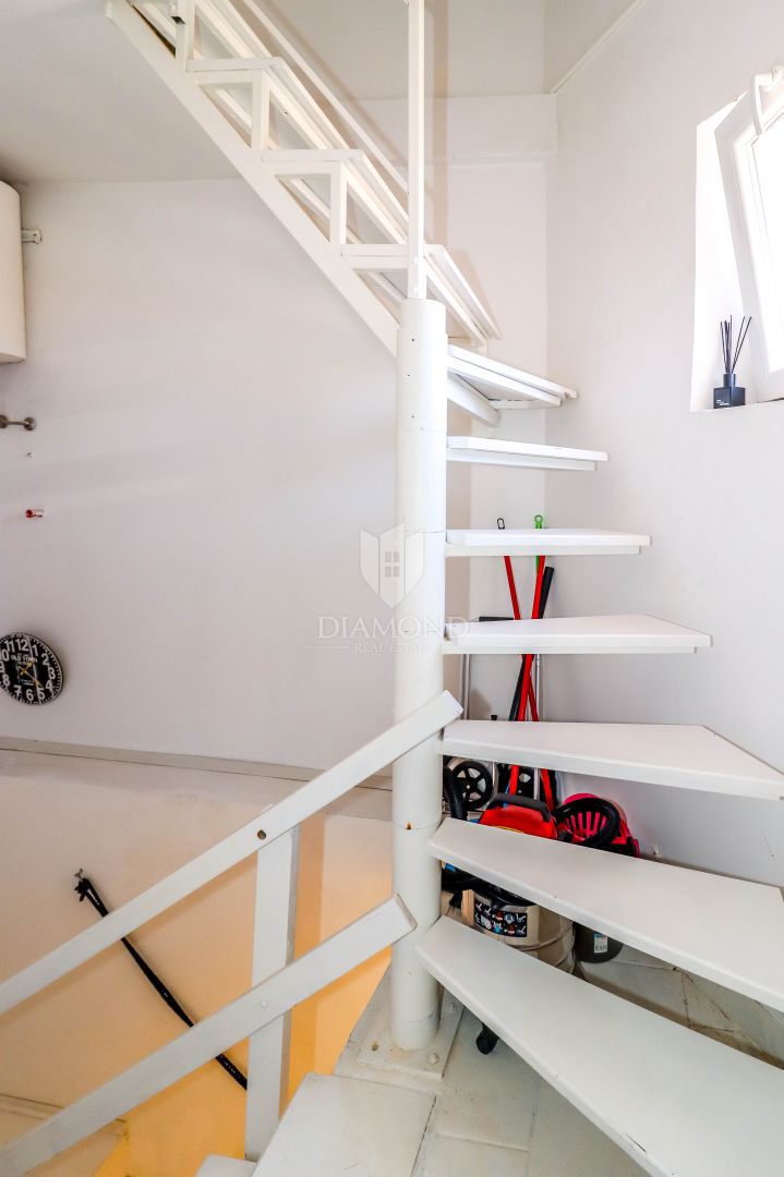 Rovinj, dva apartmaja v središču mesta za investicijo