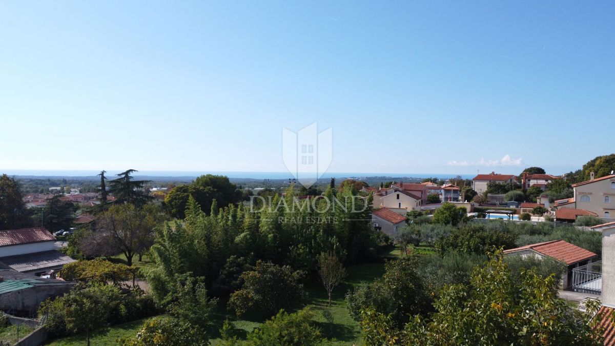 Poreč – zemljišče 771 m² z dovoljenjem za vilo in bazen