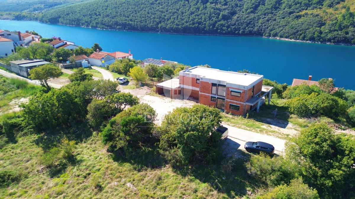 RABAC, OKOLICA, 80 M OD MORJA, OČARLJIVA NEOPREMLJENA VILA