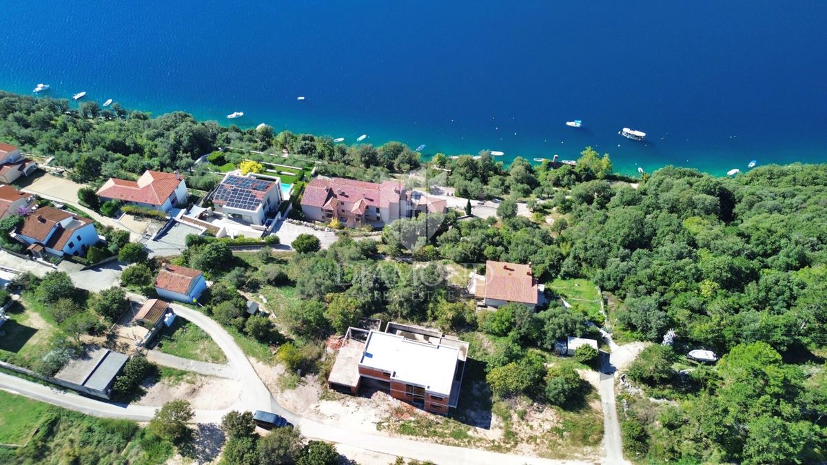 RABAC, OKOLICA, 80 M OD MORJA, OČARLJIVA NEOPREMLJENA VILA