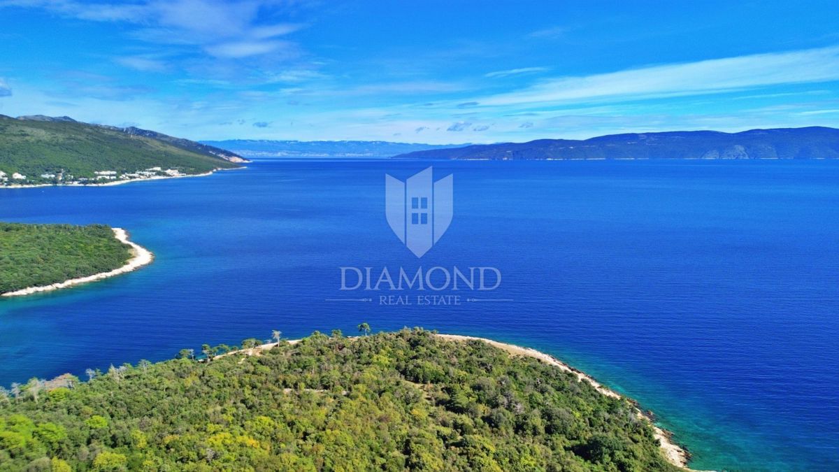 RABAC, OKOLICA, 80 M OD MORJA, OČARLJIVA NEOPREMLJENA VILA