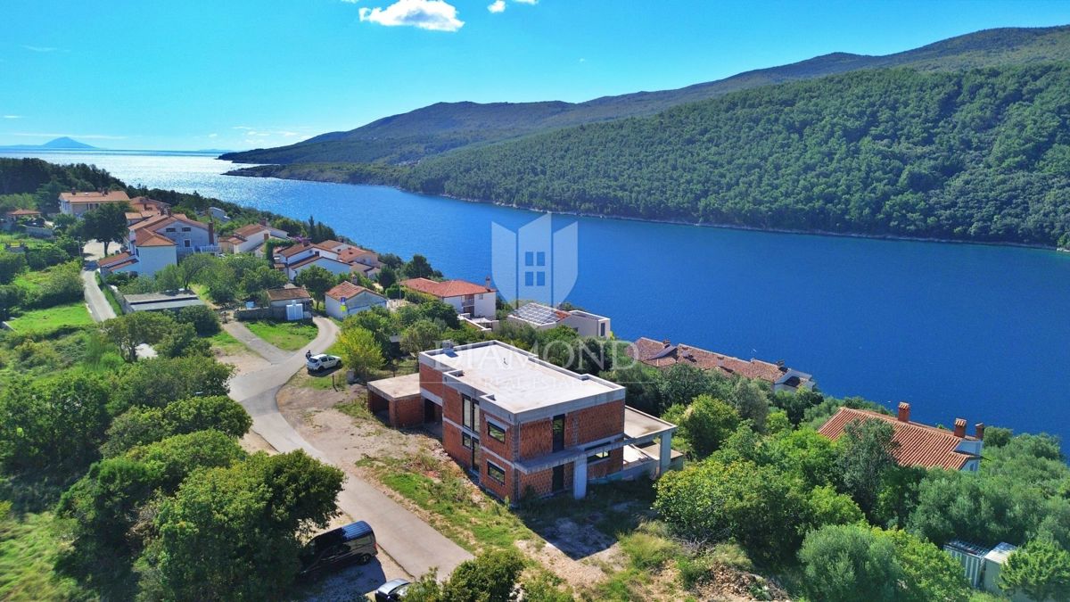 RABAC, OKOLICA, 80 M OD MORJA, OČARLJIVA NEOPREMLJENA VILA