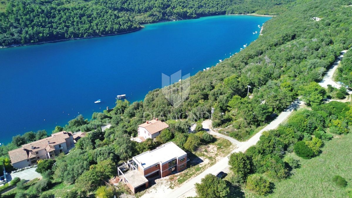 RABAC, OKOLICA, 80 M OD MORJA, OČARLJIVA NEOPREMLJENA VILA