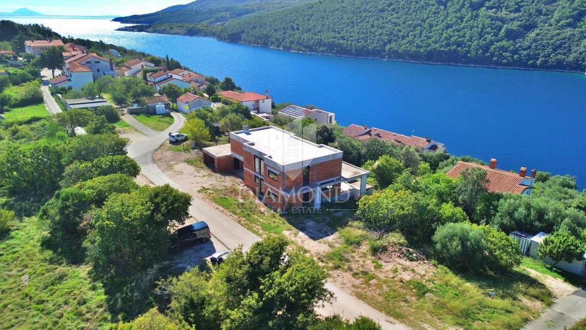 RABAC, OKOLICA, 80 M OD MORJA, OČARLJIVA NEOPREMLJENA VILA