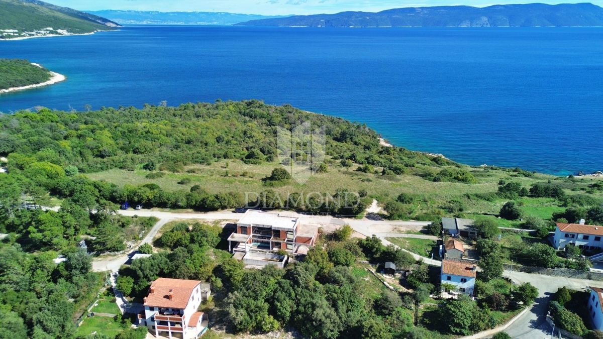 RABAC, OKOLICA, 80 M OD MORJA, OČARLJIVA NEOPREMLJENA VILA