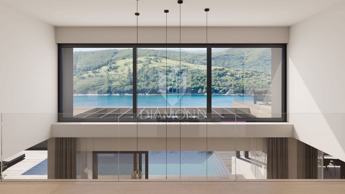 RABAC, OKOLICA, 80 M OD MORJA, OČARLJIVA NEOPREMLJENA VILA