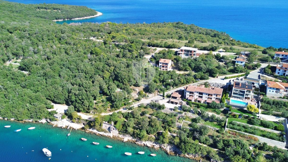 RABAC, OKOLICA, 80 M OD MORJA, OČARLJIVA NEOPREMLJENA VILA