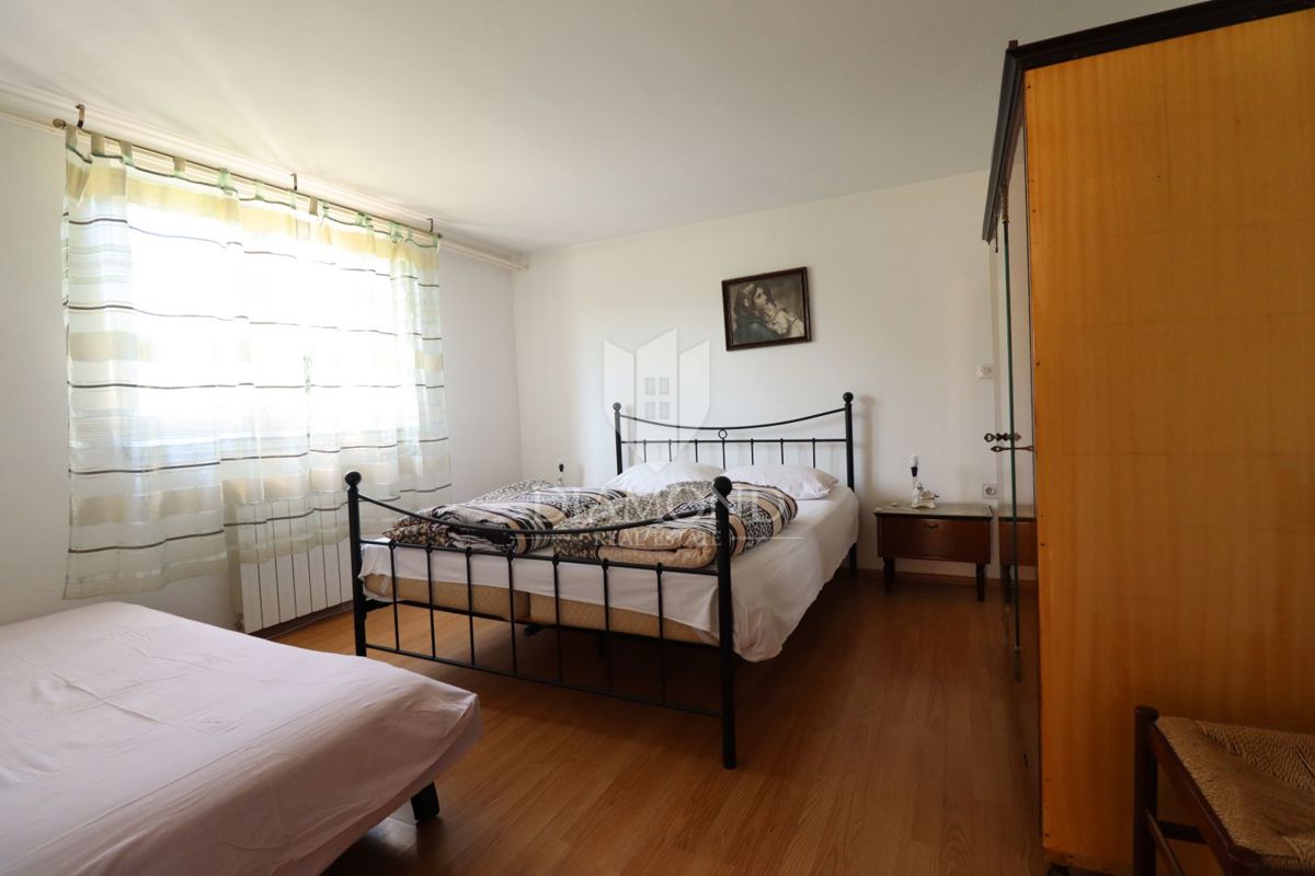 Umag, hiša 250 m2 s 4 apartmaji in 1.000 m2 vrta 