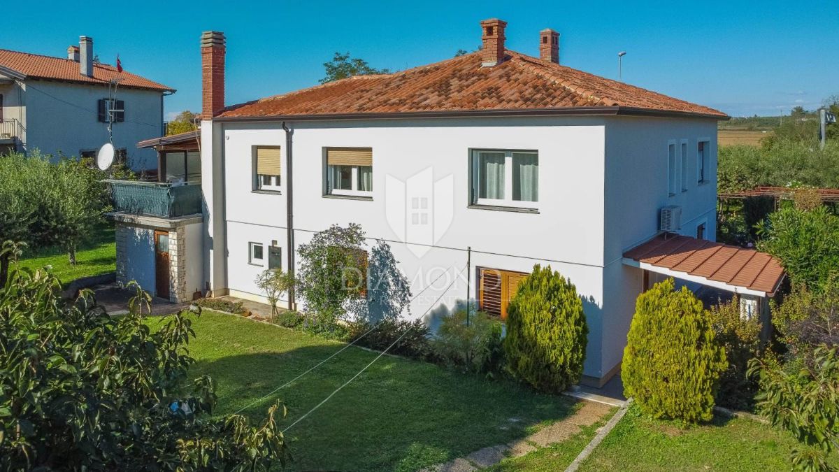 Umag, hiša 250 m2 s 4 apartmaji in 1.000 m2 vrta 