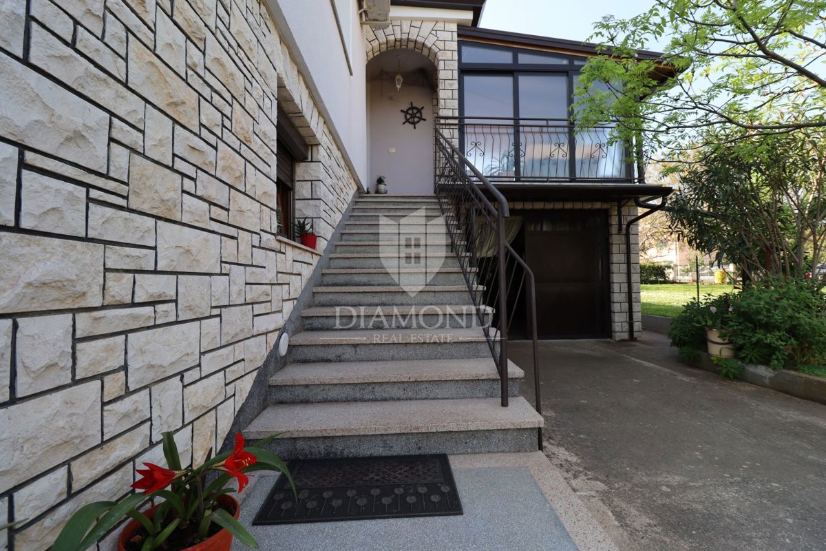 Umag, hiša 250 m2 s 4 apartmaji in 1.000 m2 vrta 