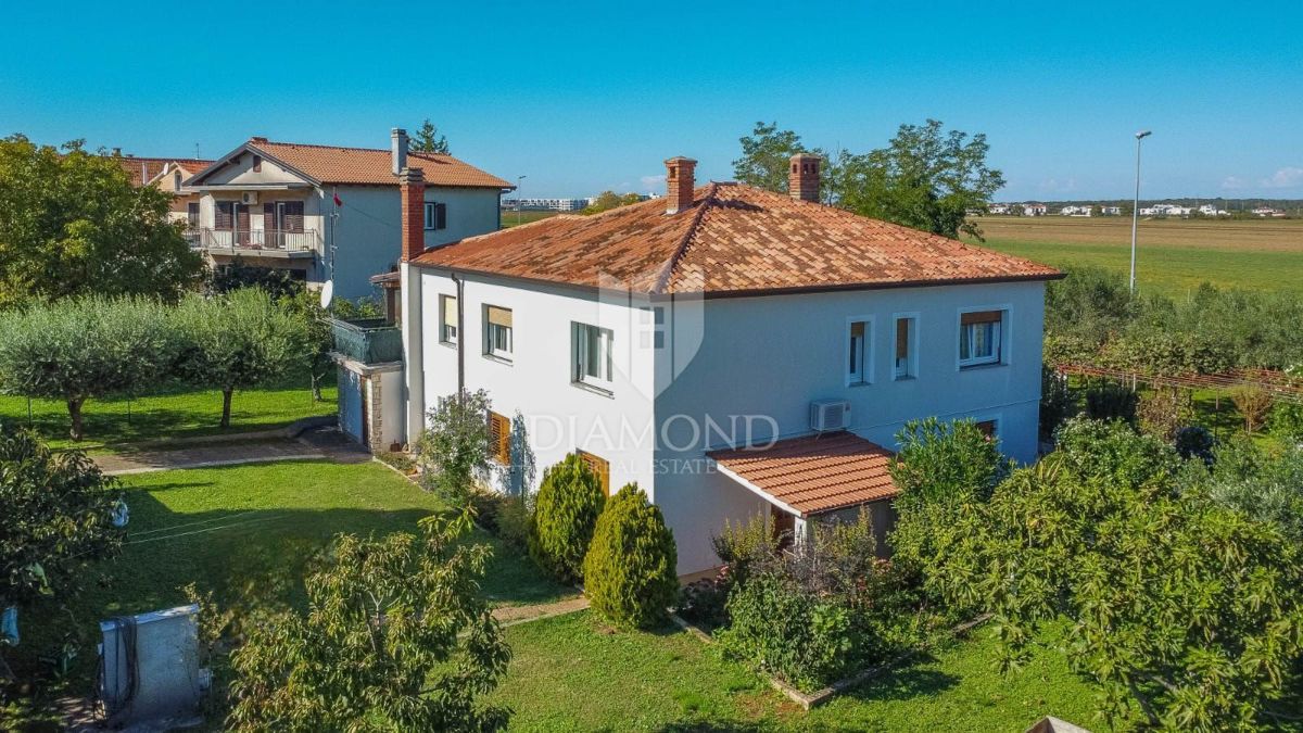Umag, hiša 250 m2 s 4 apartmaji in 1.000 m2 vrta 