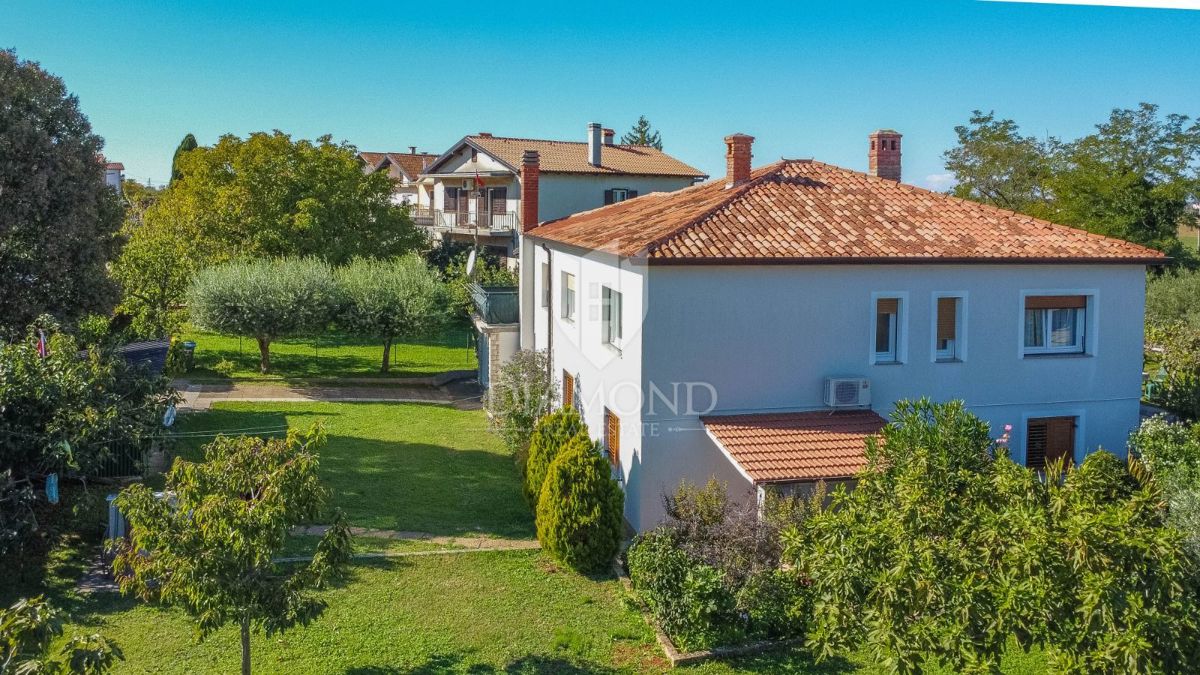 Umag, hiša 250 m2 s 4 apartmaji in 1.000 m2 vrta 