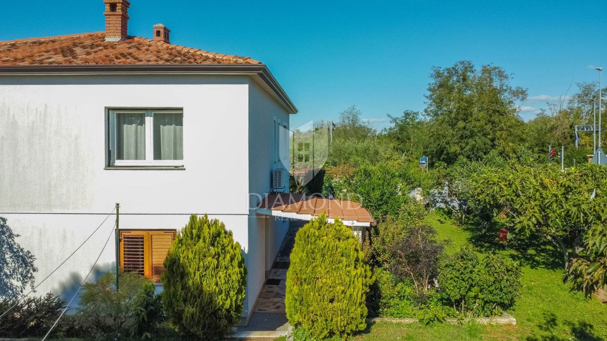 Umag, hiša 250 m2 s 4 apartmaji in 1.000 m2 vrta 