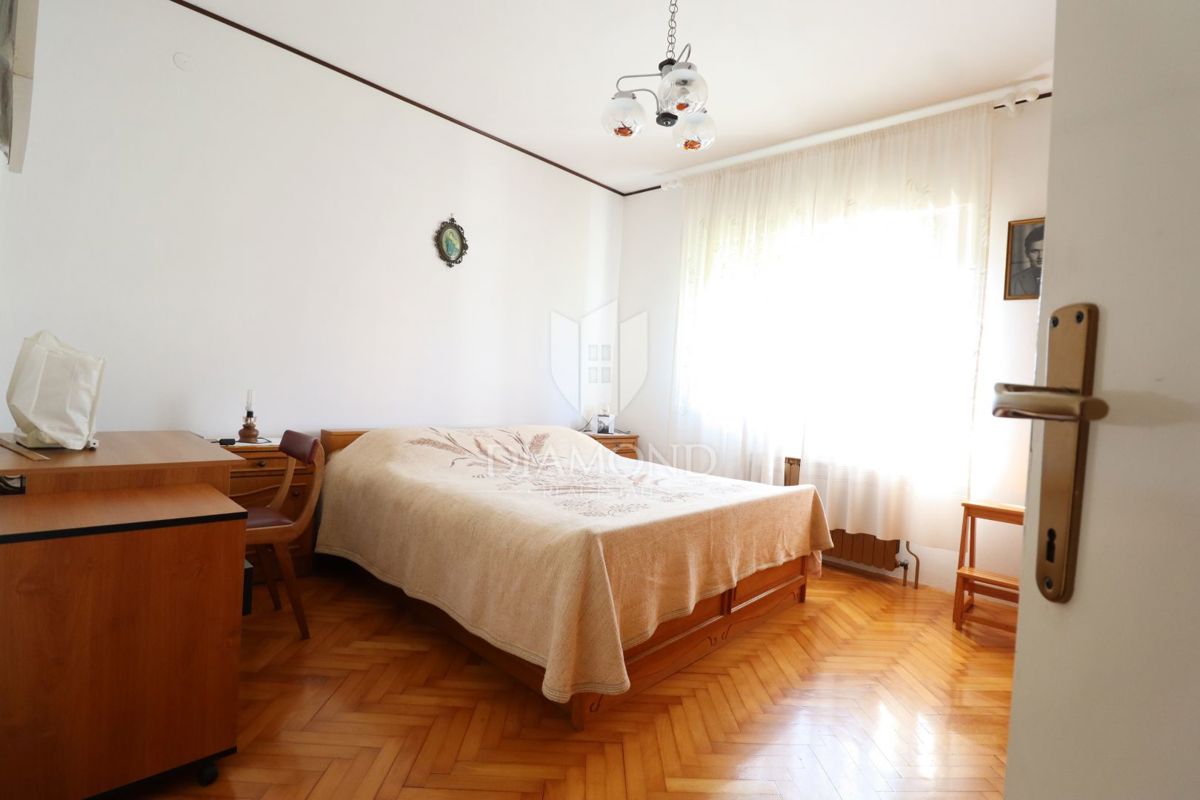 Umag, hiša 250 m2 s 4 apartmaji in 1.000 m2 vrta 