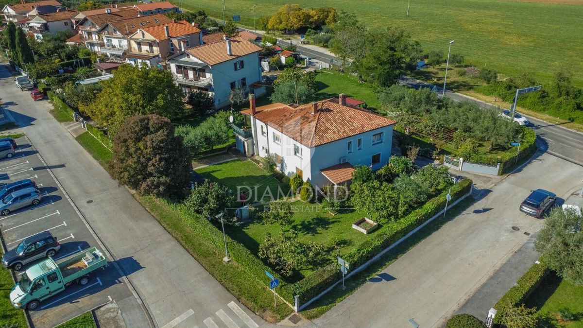 Umag, hiša 250 m2 s 4 apartmaji in 1.000 m2 vrta 