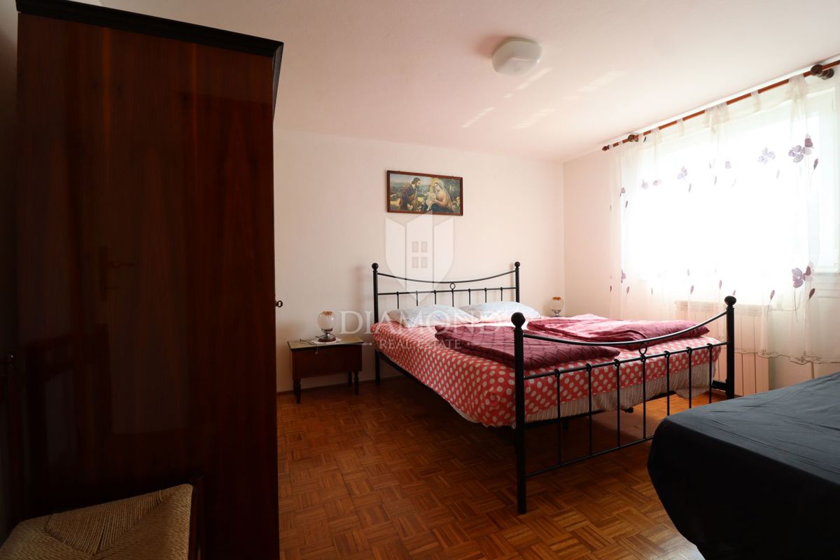 Umag, hiša 250 m2 s 4 apartmaji in 1.000 m2 vrta 