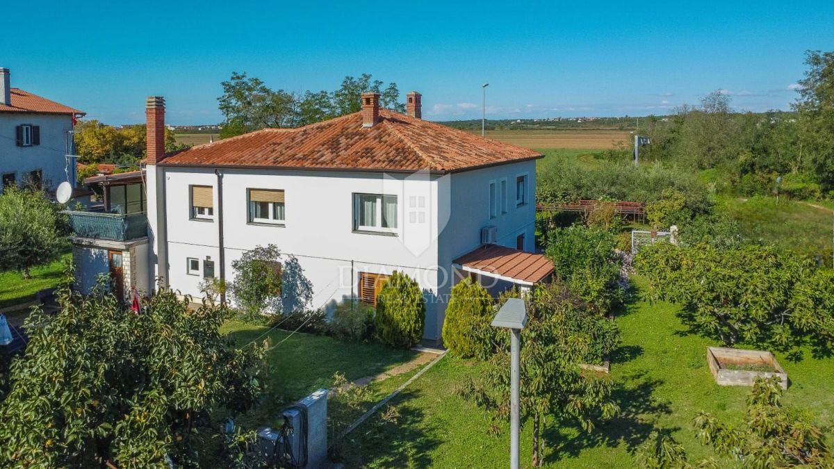 Umag, hiša 250 m2 s 4 apartmaji in 1.000 m2 vrta 