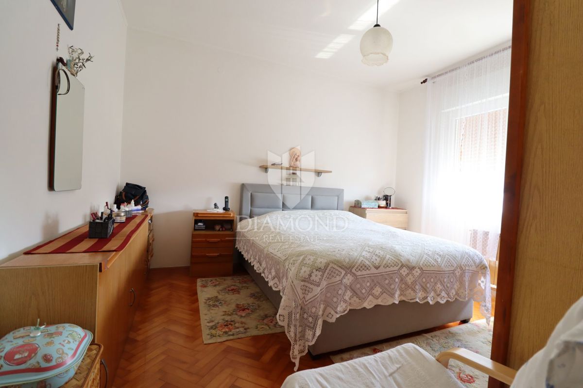 Umag, hiša 250 m2 s 4 apartmaji in 1.000 m2 vrta 