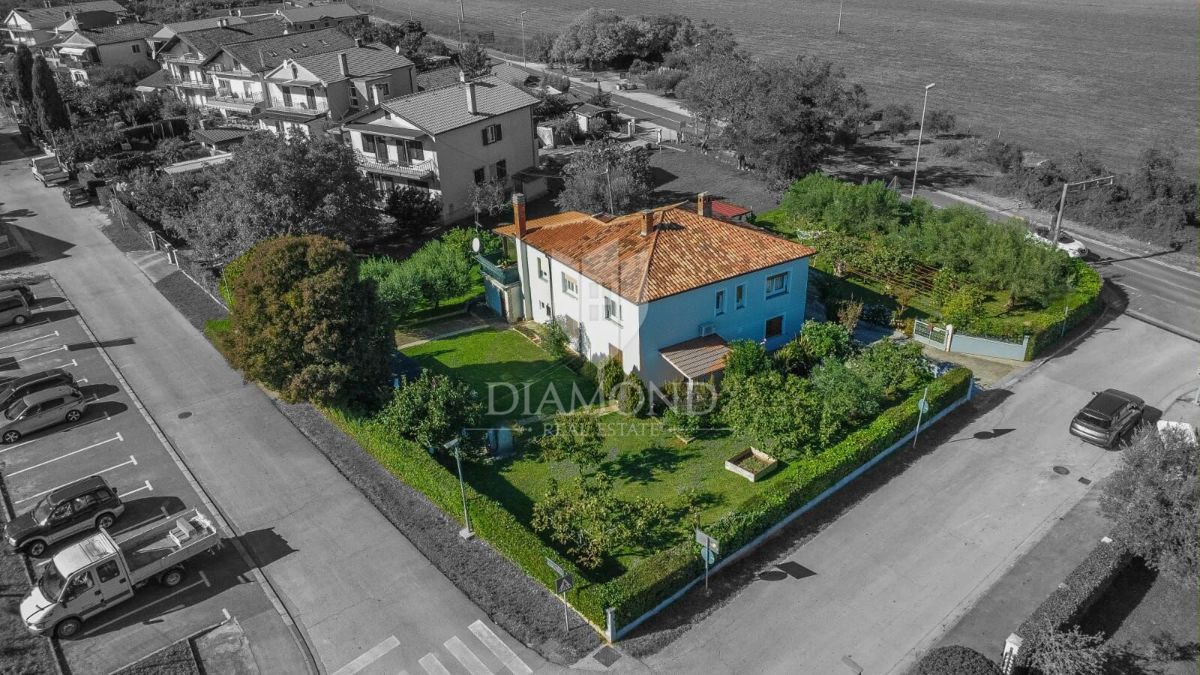 Umag, hiša 250 m2 s 4 apartmaji in 1.000 m2 vrta 
