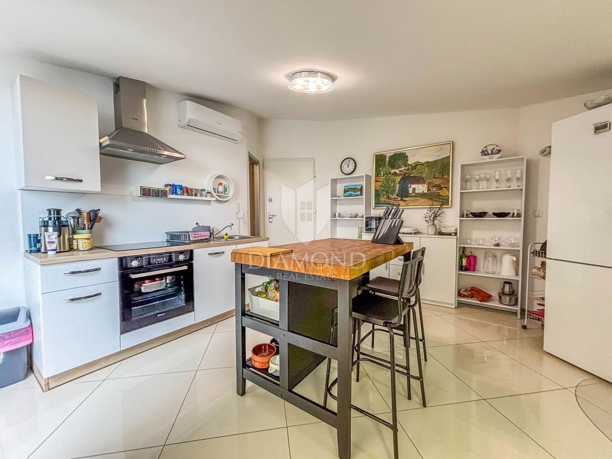 Novigrad, moderno stanovanje z dvigalom in balkonom!