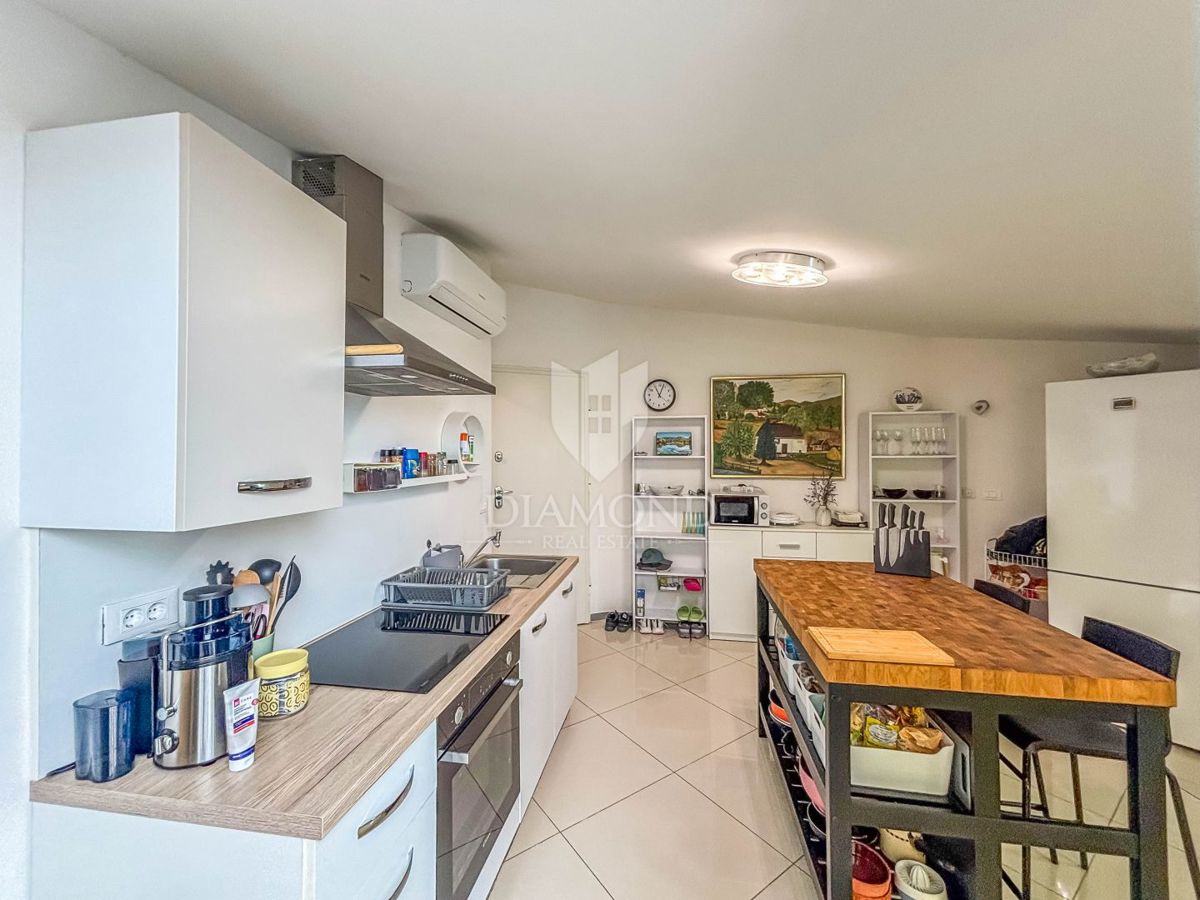 Novigrad, moderno stanovanje z dvigalom in balkonom!