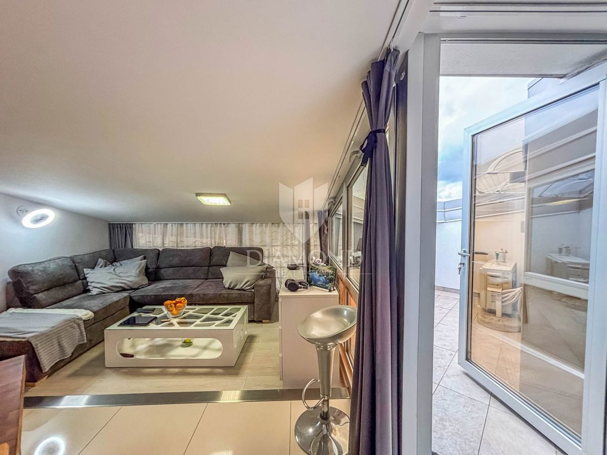 Novigrad, moderno stanovanje z dvigalom in balkonom!