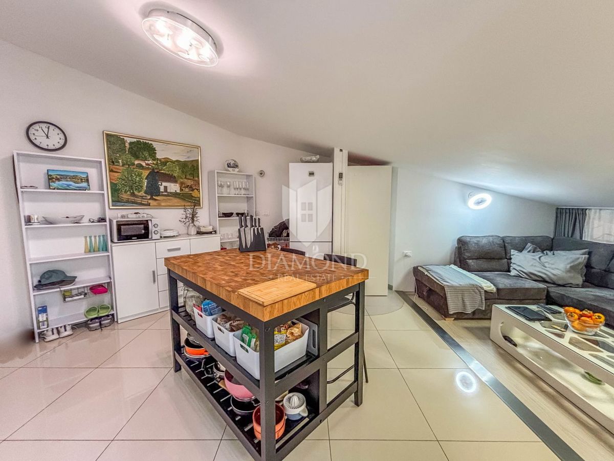 Novigrad, moderno stanovanje z dvigalom in balkonom!