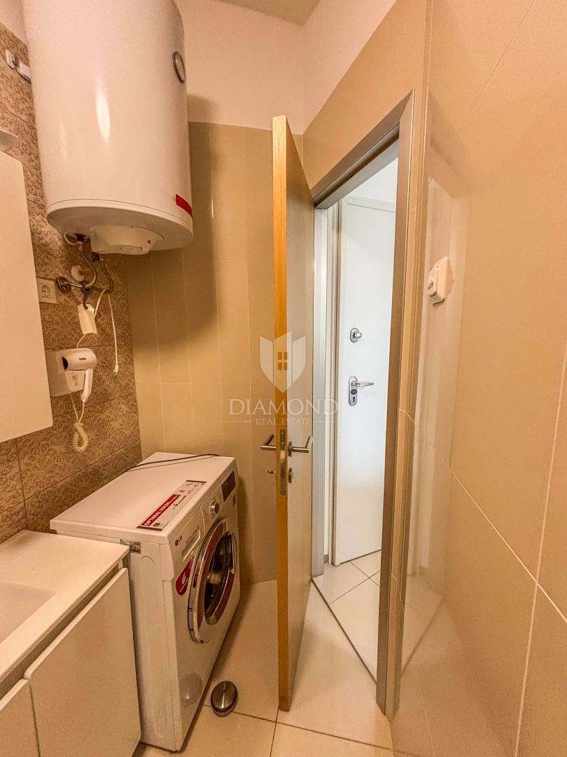 Novigrad, moderno stanovanje z dvigalom in balkonom!