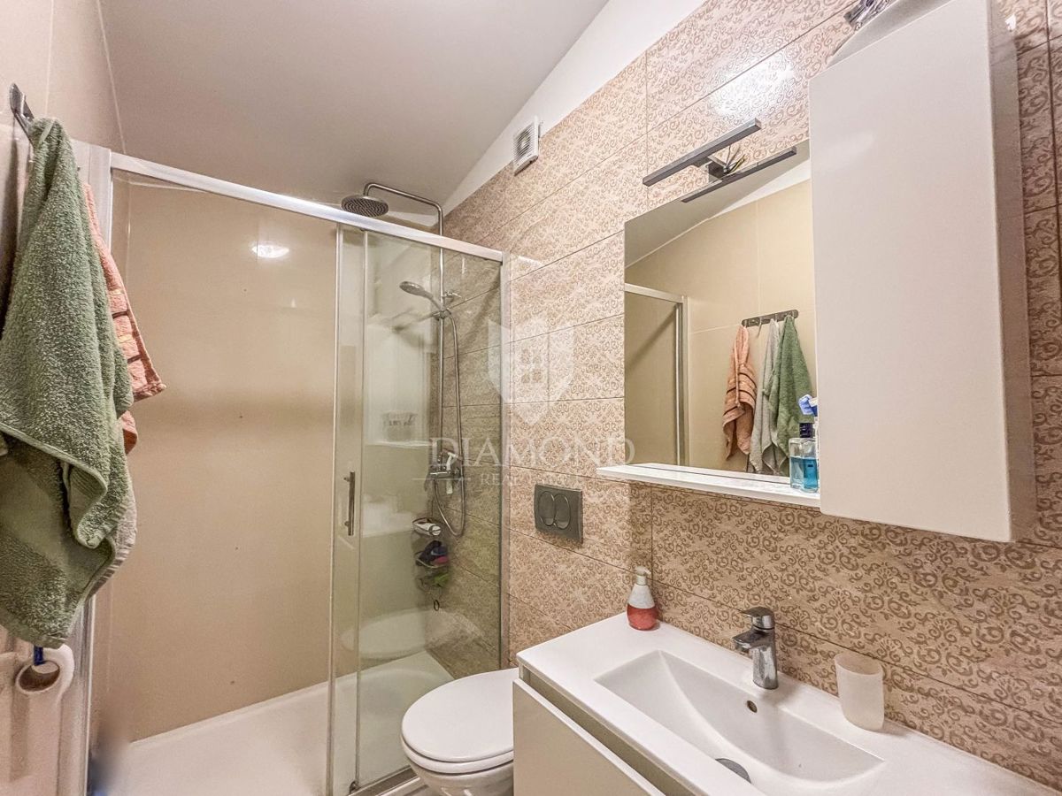 Novigrad, moderno stanovanje z dvigalom in balkonom!