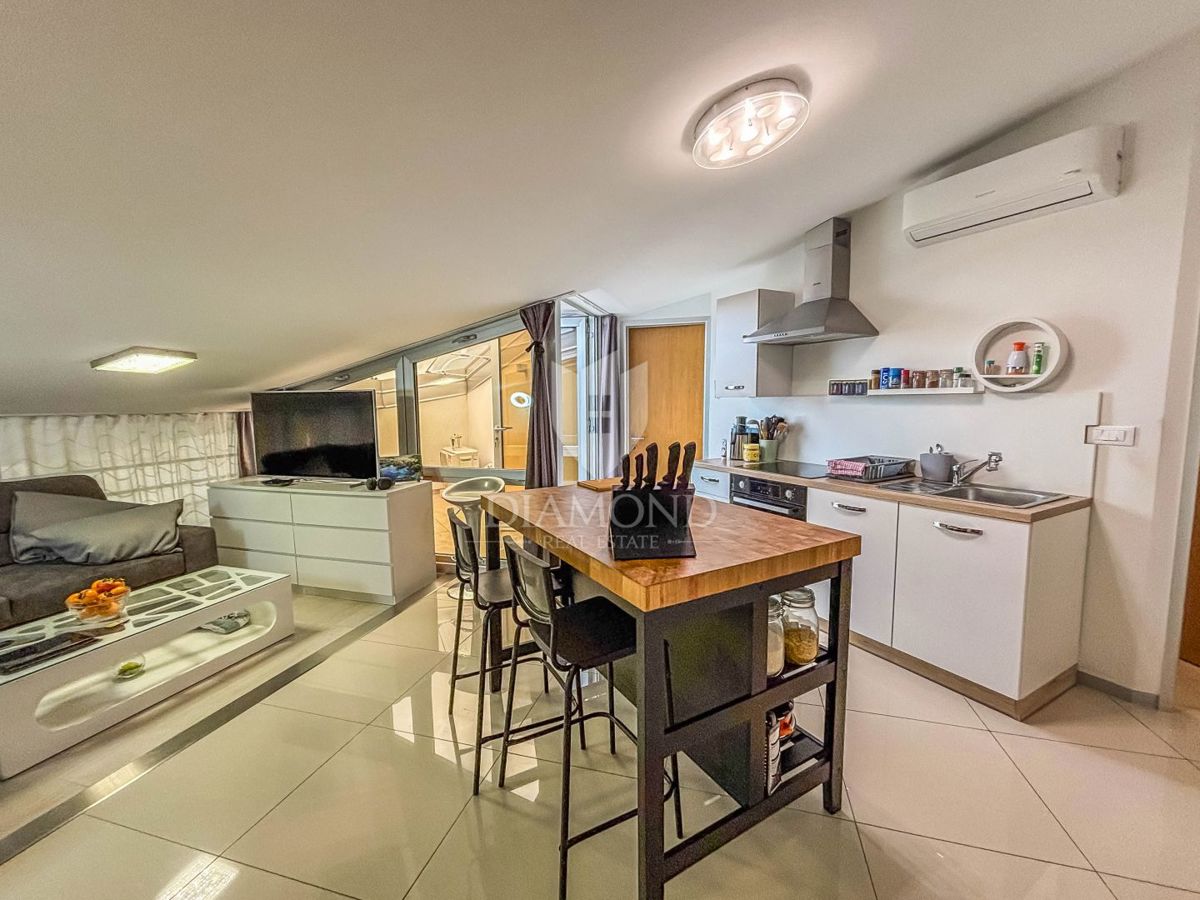 Novigrad, moderno stanovanje z dvigalom in balkonom!